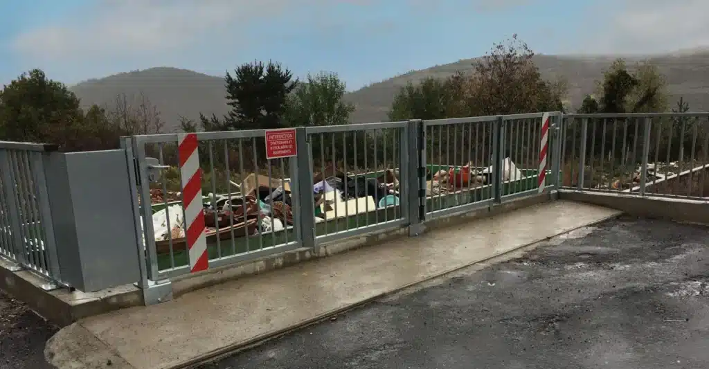 Système garde-corps TECH LOCK BATTANT à la déchetterie de Carcanières (09)