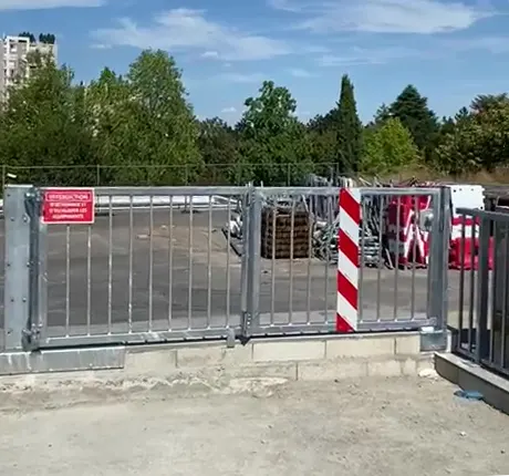 Système garde-corps TECH LOCK BATTANT à la déchetterie de Rueil Mailmaison (92)