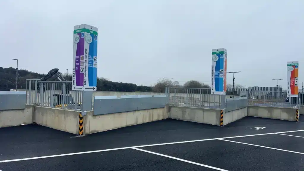 SEETECH : Panneaux signalétiques ADEME dans une déchèterie
